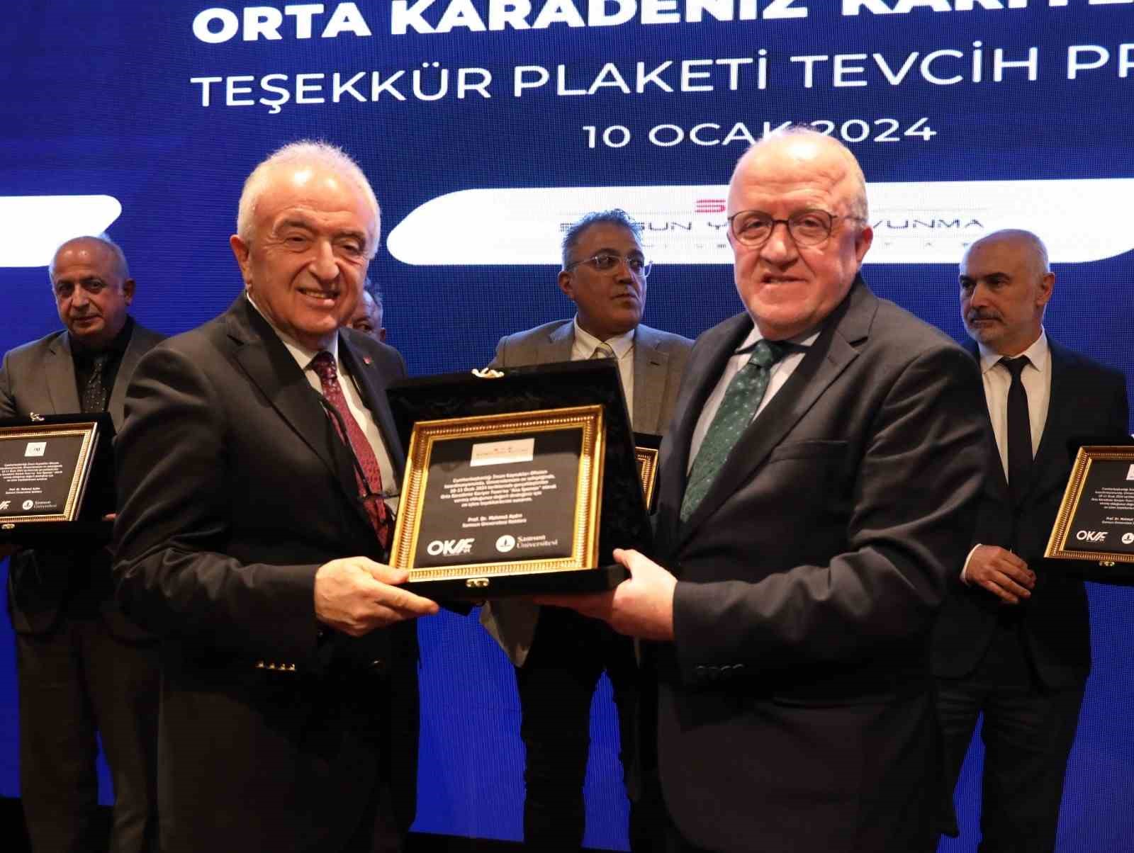 Gençlere yatırım yapan kişilere plaket verildi