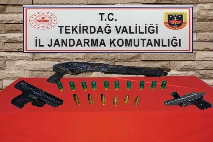 Evde bulunan silahlar polis tarafından ele geçirildi