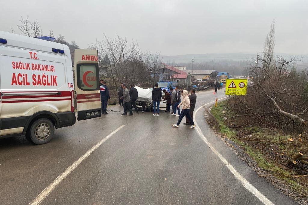 Sivil polis aracıyla otomobil çarpıştı, 3 kişi yaralandı