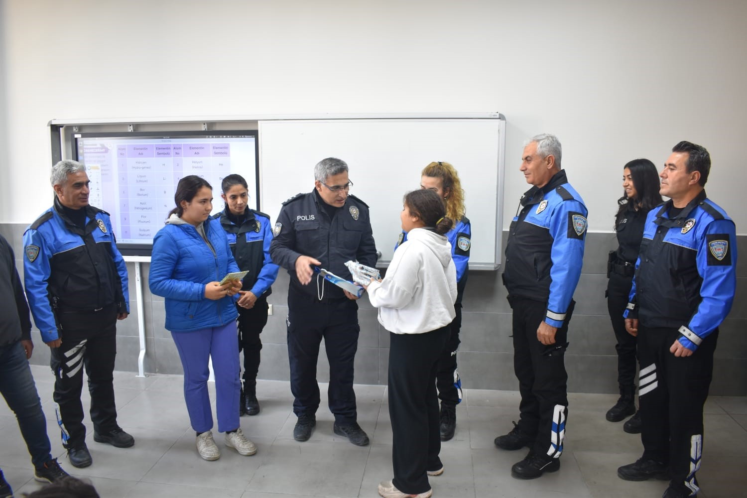 Mersin Emniyeti, gençleri buluşturarak polis öğrenci etkinliği düzenledi