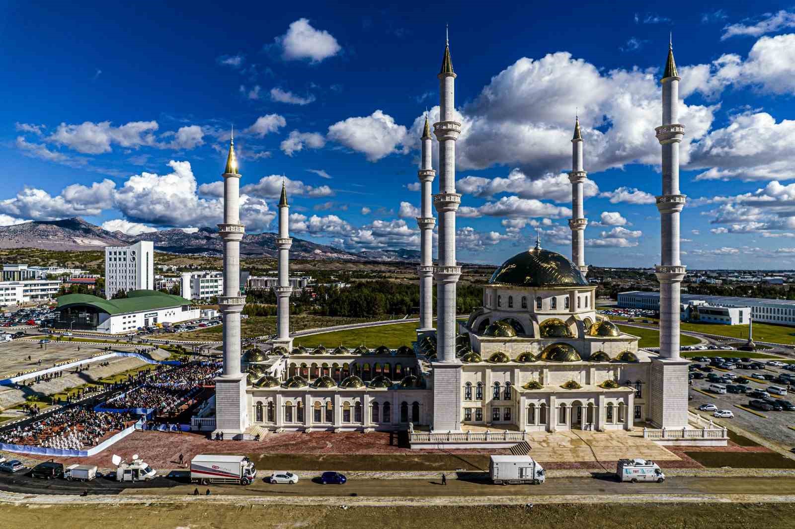 Dr. Suat Günsel Camii, Yakın Doğu Üniversitesi kampüsünde düzenlenen muhteşem bir törenle hizmete açıldı