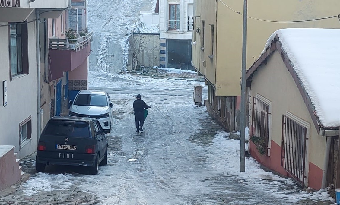 Sürücülerin karşı karşıya olduğu büyük zorluk: Yollar buz pateni pistine dönüştü!