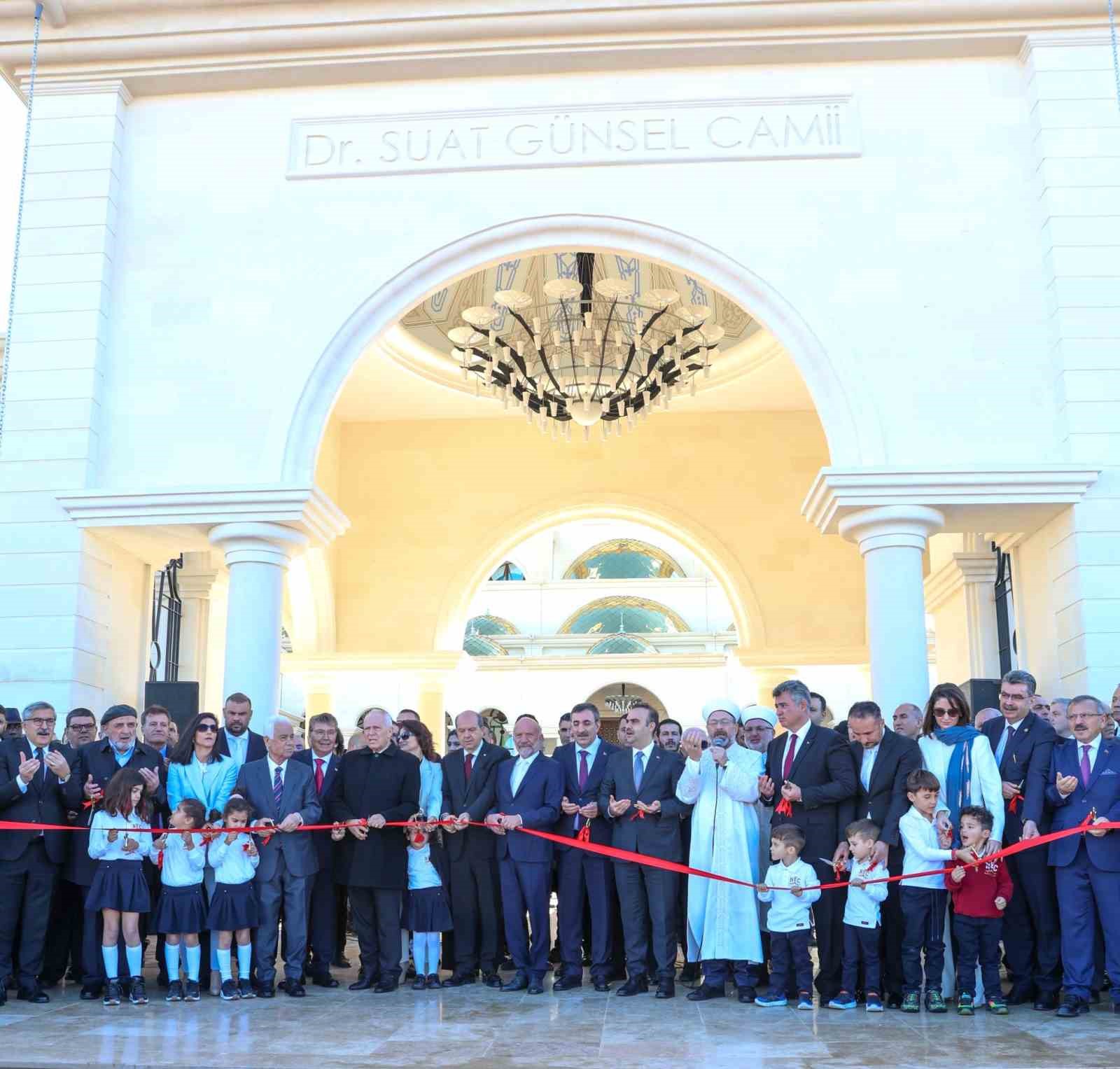 Kuzey Kıbrıs’ta Harika Görünen 6 Minareli Bir Camii