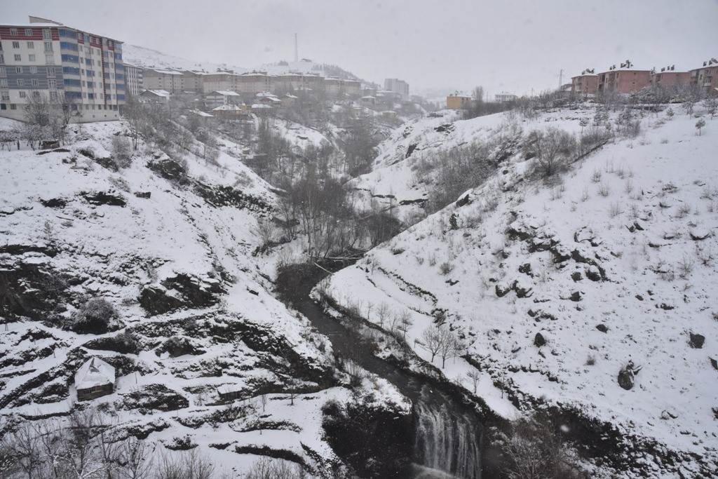 Bitlis’te ulaşım, 34 köy yolu tarafından engellendi