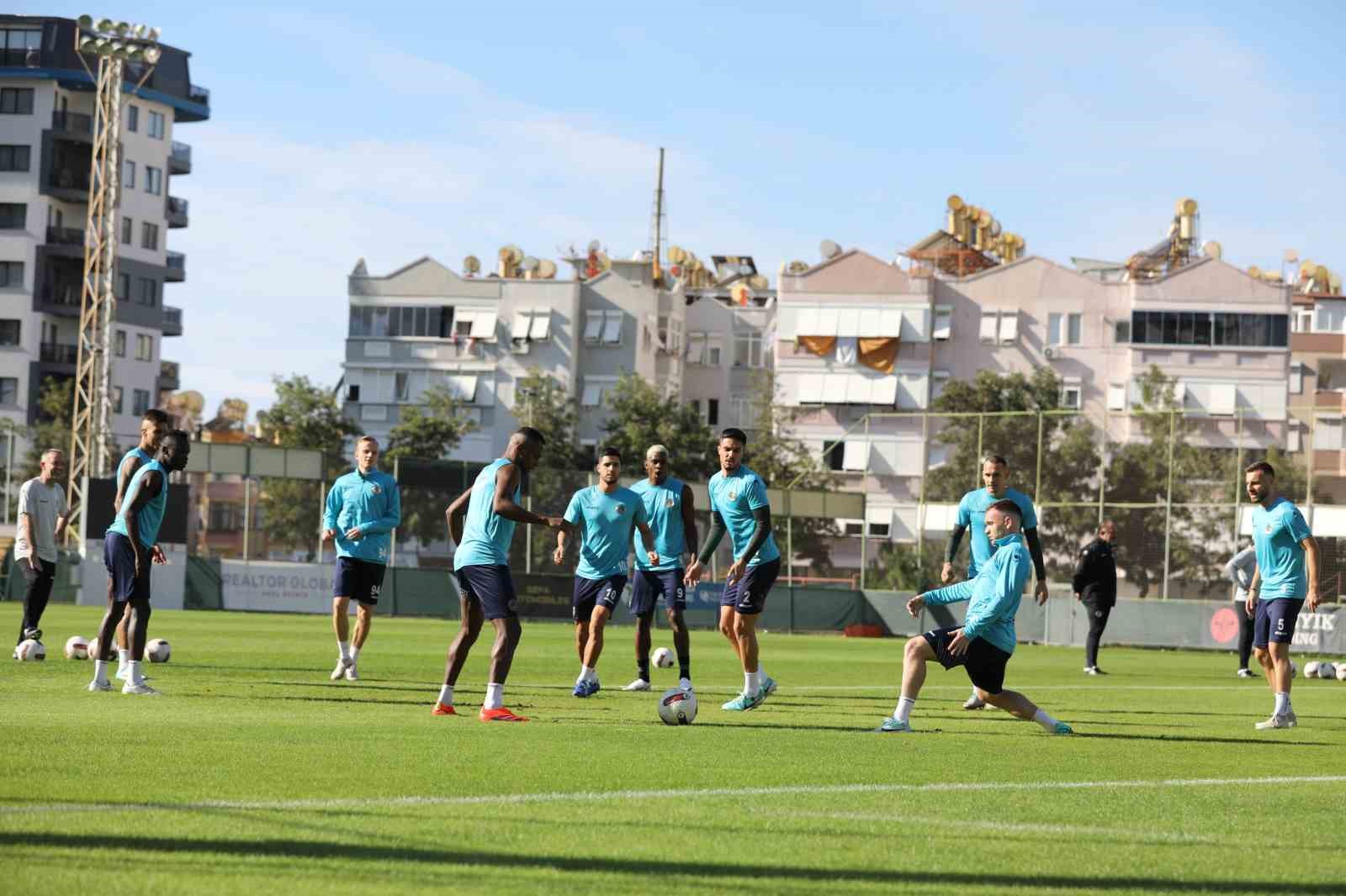 Alanyaspor, Başakşehir maçına hazırlıklarını tamamlayarak sahaya çıkıyor