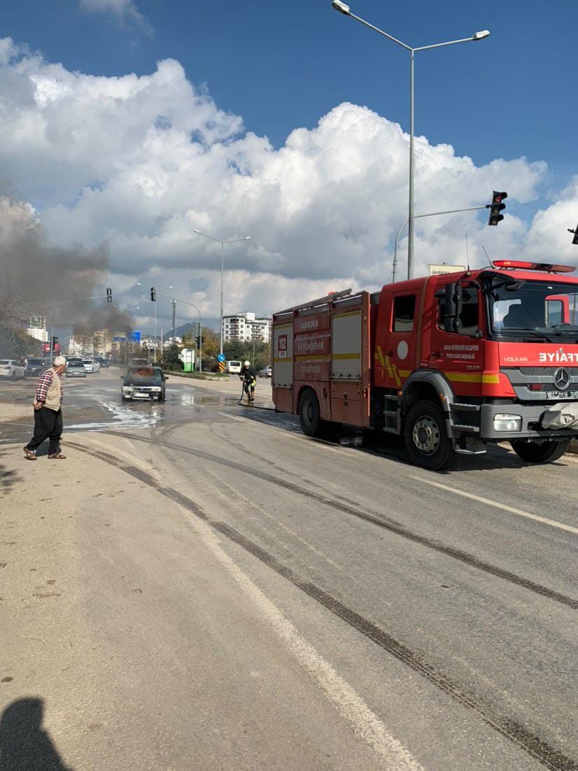 Tofaş otomobili aniden alevler içinde kaldı ve yolda tamamen yanarak kullanılamaz hale geldi.