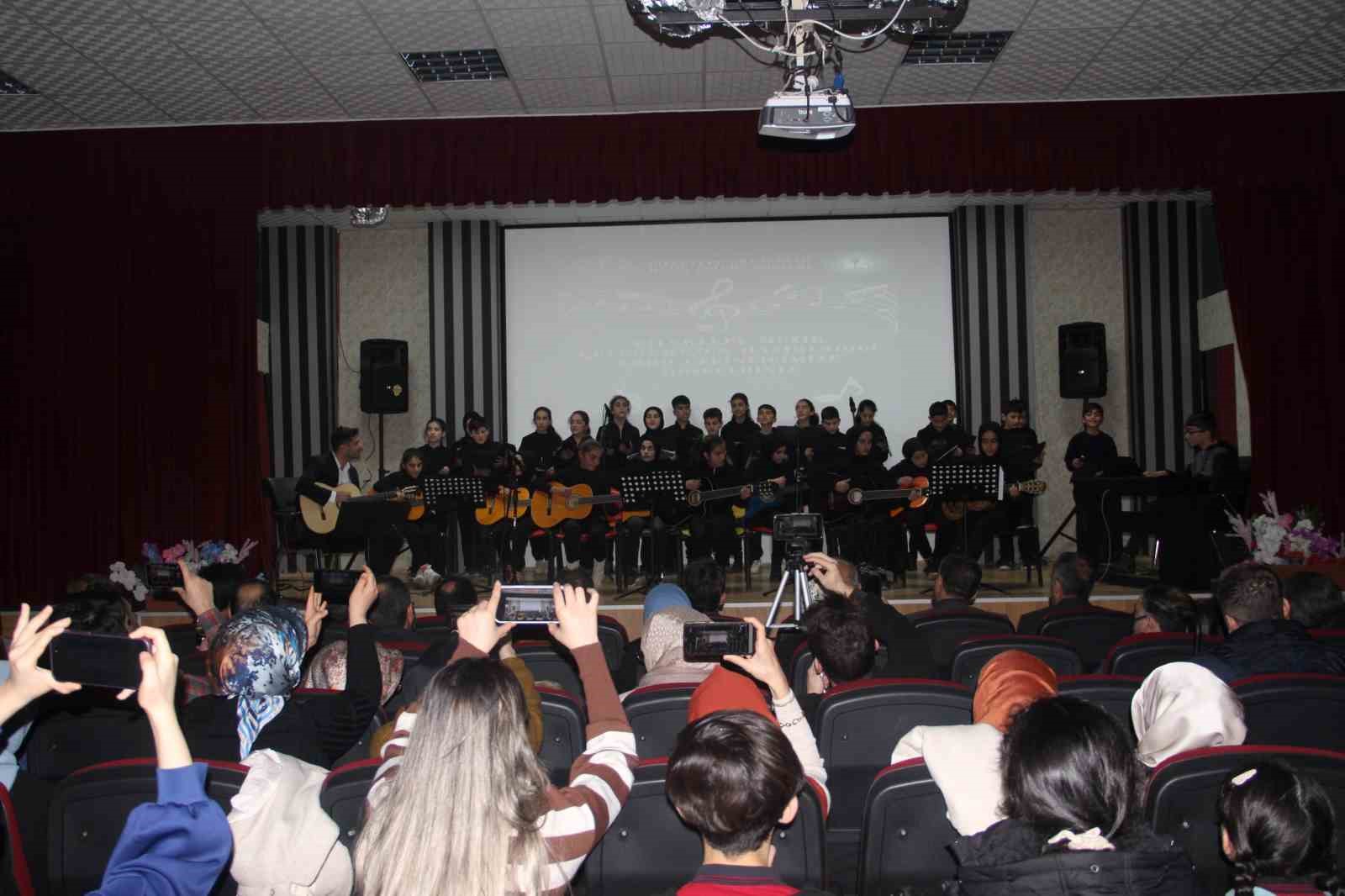 Köydeki öğrenciler müzik grubu kurdular ve bir konser verdiler