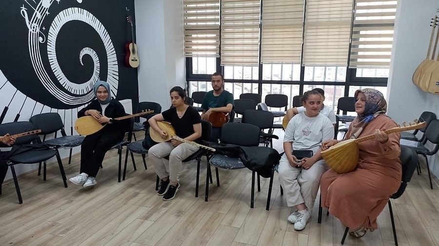 Elazığ’da enstrüman ve konservatuvar kursları devam ediyor.