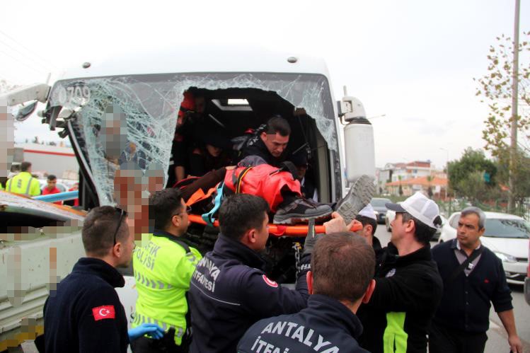 Personel taşıyan bir midibüs ile kamyonet arasında meydana gelen korkunç kaza sonucunda 9 kişi yaralandı.