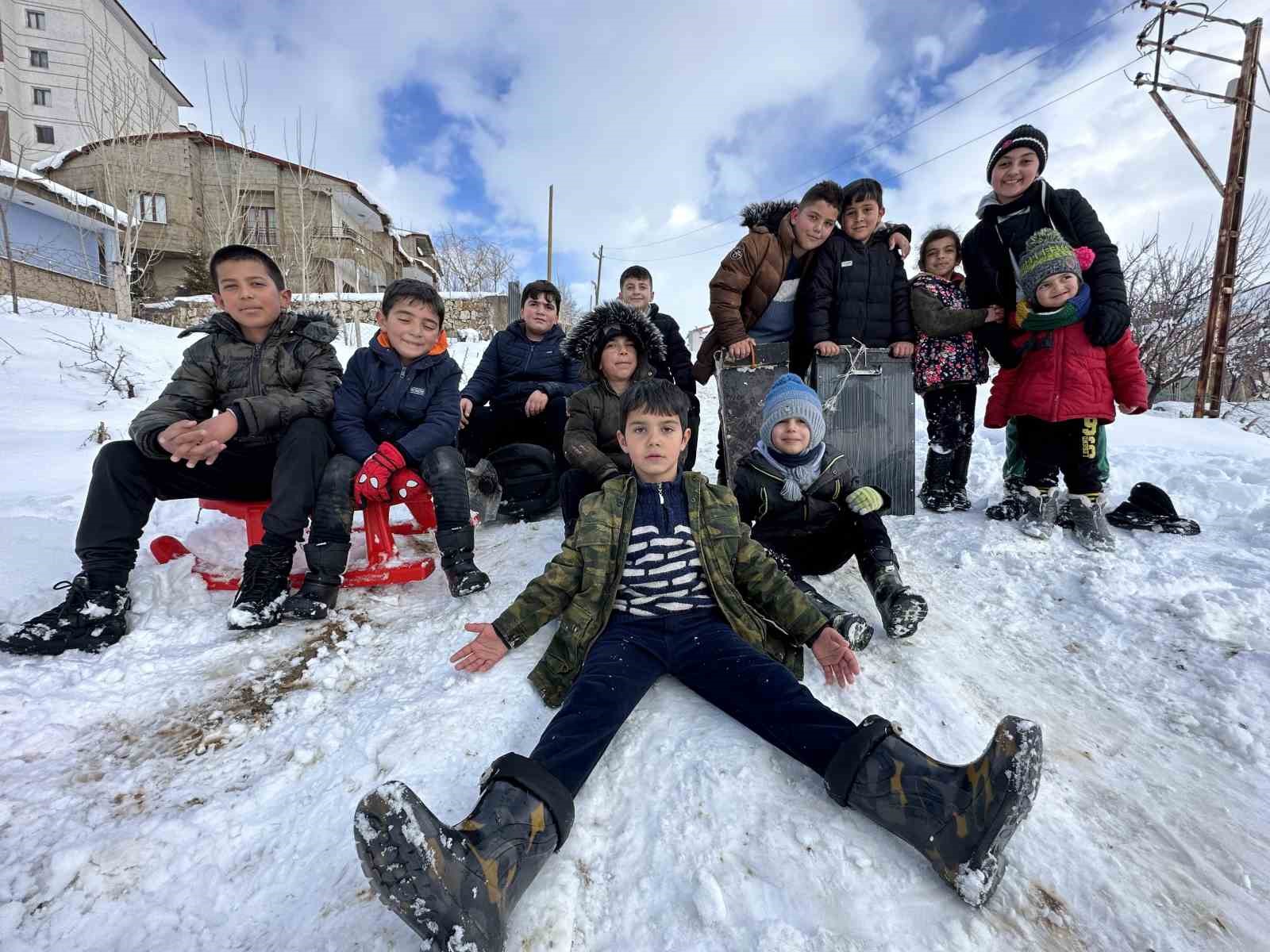 Yüksekova’da çocuklar, kar yağışından en çok sevinenler oldu