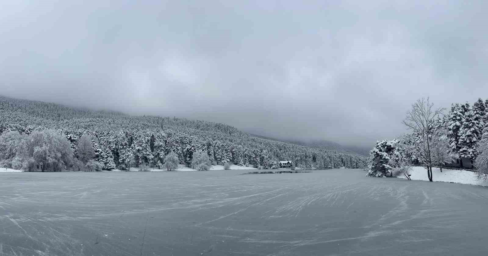 Gölcük Tabiat Parkı dondu, doğal güzellikleri buzlarla kaplandı
