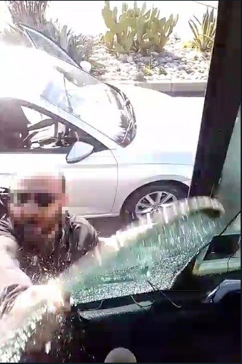 Kamerası cep telefonuna kaydedilen yolcu, otobüs şoförüne yumruk atarak camını patlattı