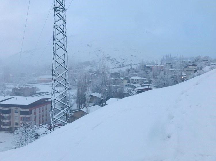 Şırnak’ta yolların kar nedeniyle kapanması sonucunda ulaşımı sağlanamayan 12 köy yolu, tekrar ulaşıma açıldı.