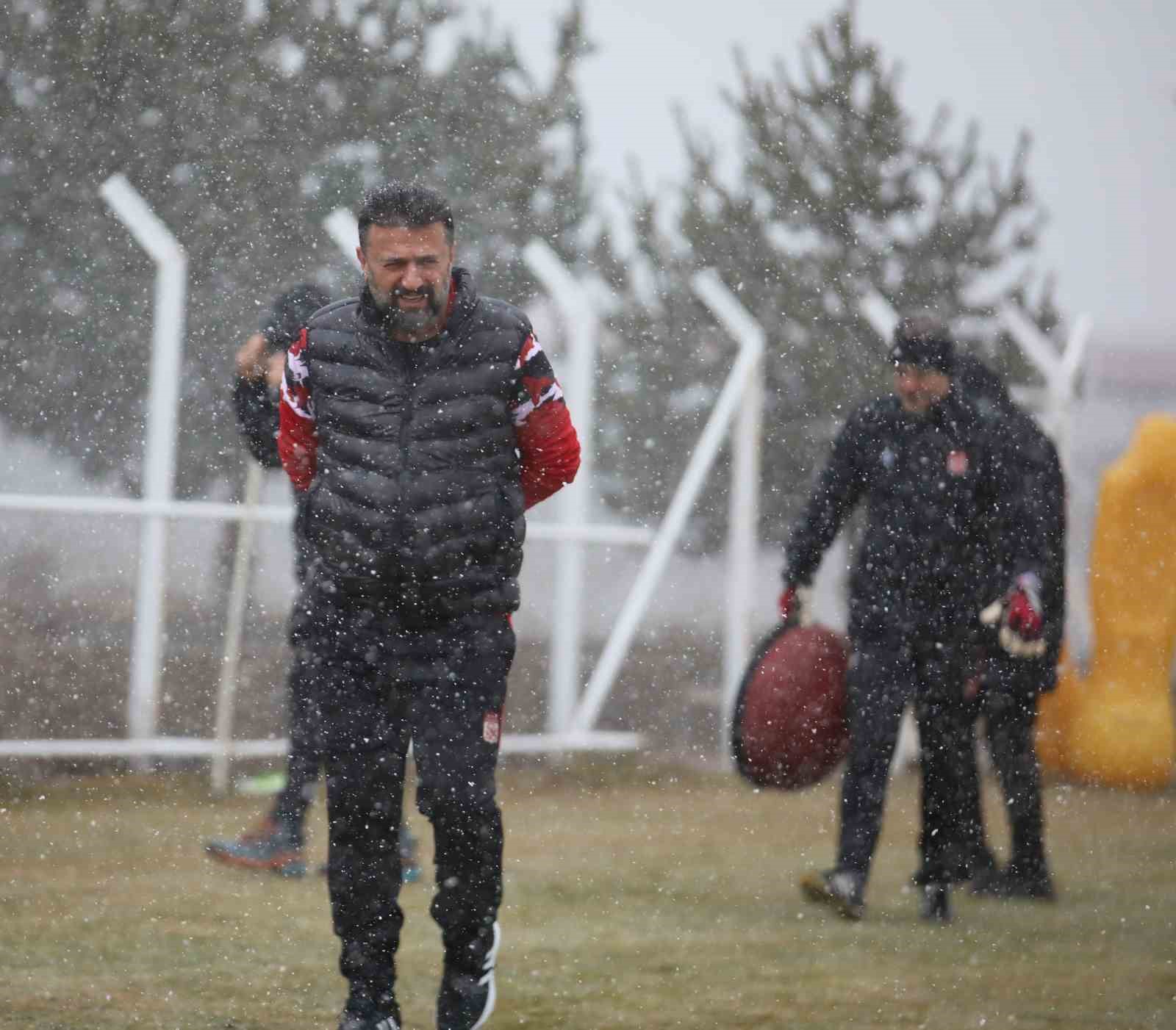 Sivasspor, yoğun kar altında antrenmanlarına devam ediyor