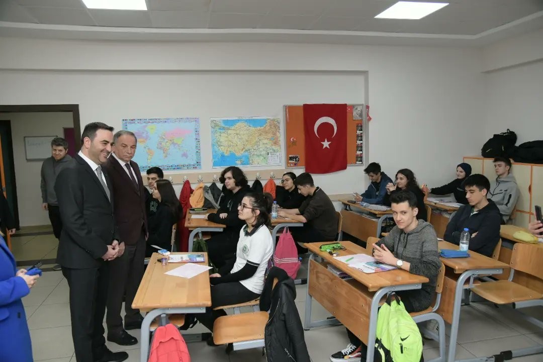 Öğrenciler, Liselere Geçiş Sınavı (LGS) ve Yükseköğretim Kurumları Sınavı (YKS) için provaya başladı.