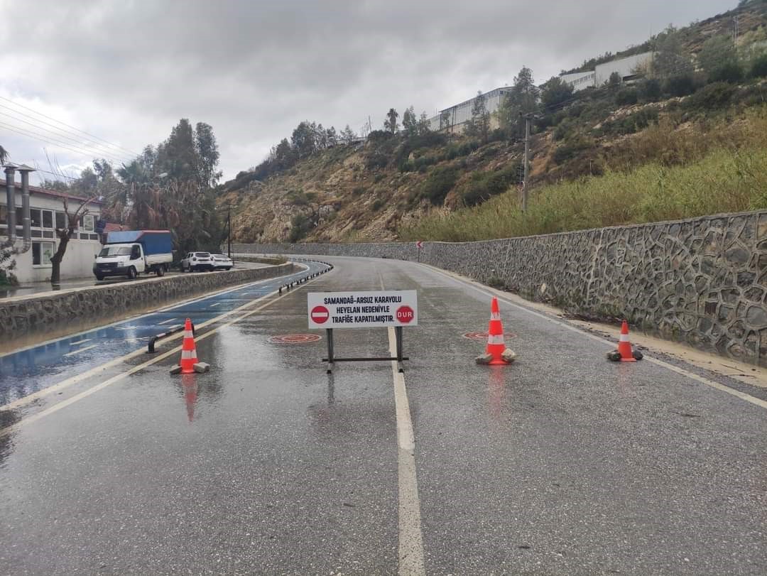 Hatay’da sahil yolu, heyelan nedeniyle ulaşıma kapandı