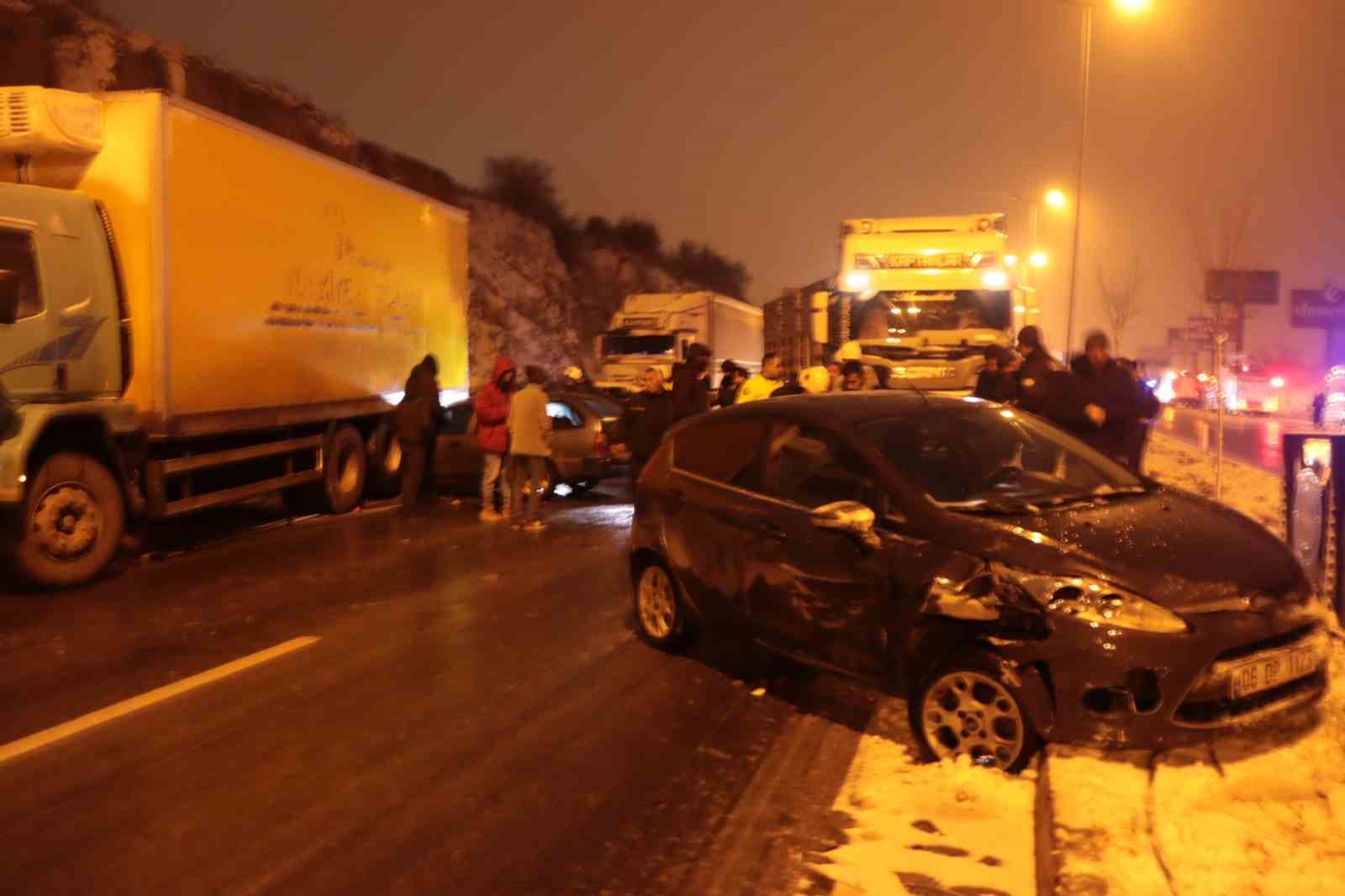 Kayseri’de 8 araç tarafından oluşturulan zincirleme trafik kazası meydana geldi: 1’i ağır, toplamda 5 kişi yaralandı.