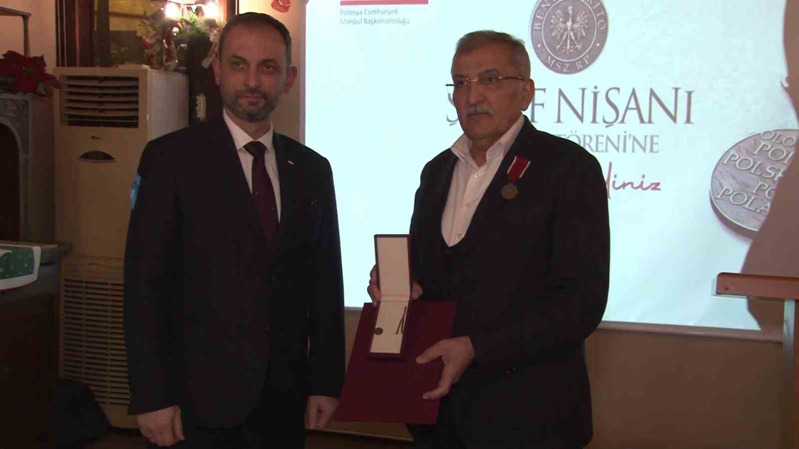 Beykoz Belediye Başkanı Murat Aydın, Polonya tarafından şeref nişanı ile ödüllendirildi.