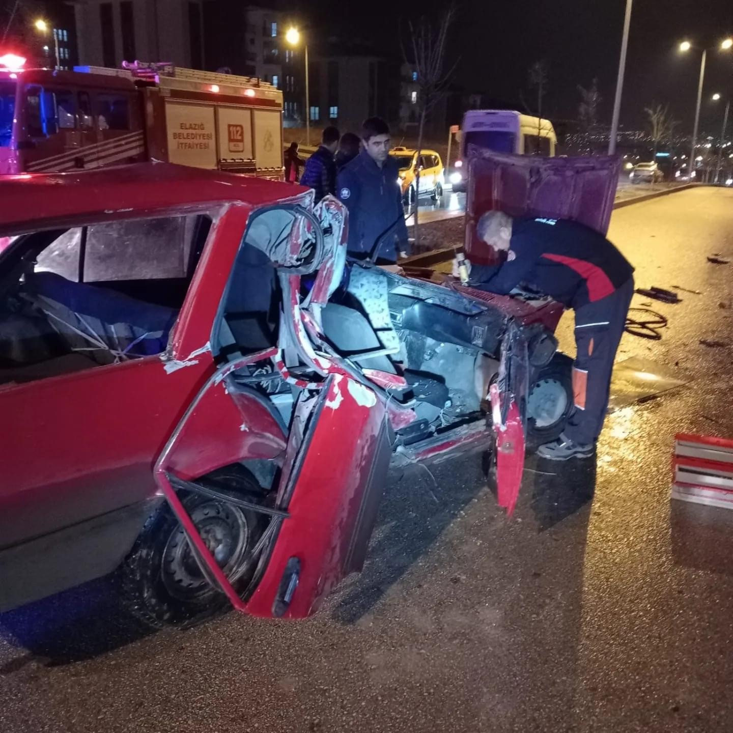 Elazığ’da Park halindeki bir tırın altına giren otomobilde bir kişi yaralandı.