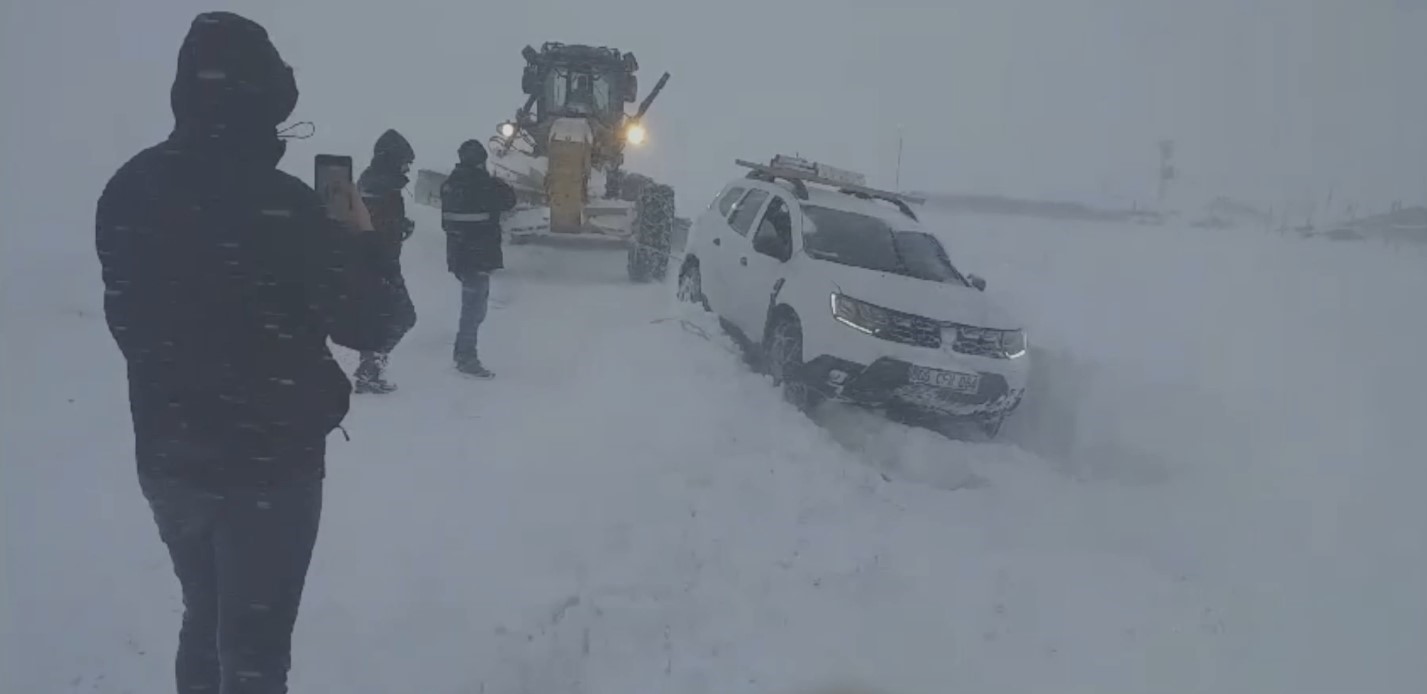 Muradiye’de mahsur kalan araçlar, yoğun kar yağışı nedeniyle kurtarıldı