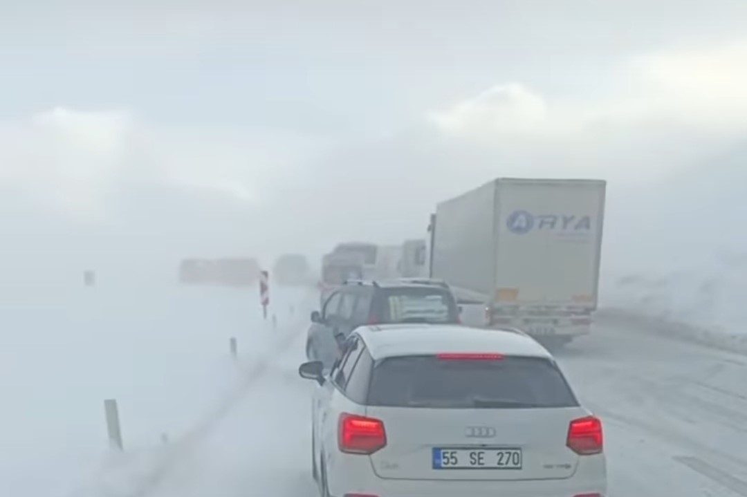 Tendürek Dağı geçidi, ağır yük taşıyan araçlara kapatıldı