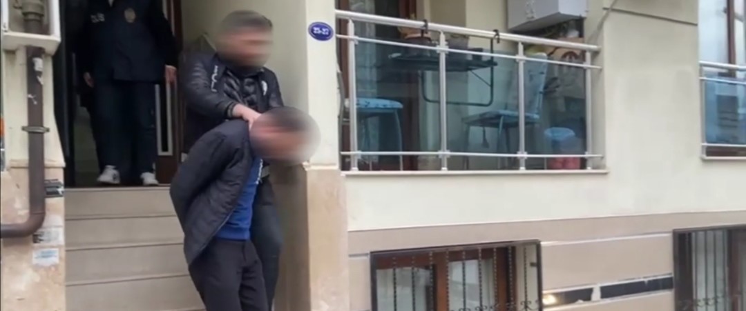 İzmir’de fuhuş çetesine polis operasyonu: 3 kişi tutuklandı