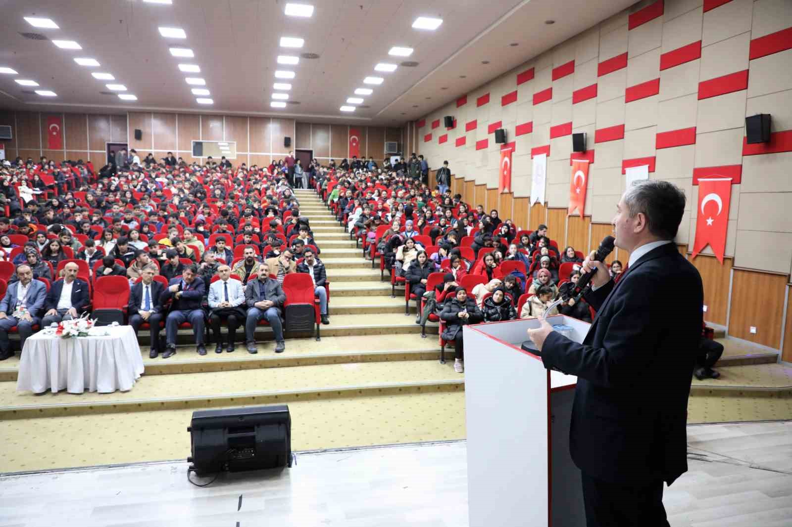 Ağrı’da “Yüreğimizde Kudüs” temasıyla düzenlenen resim yarışmasında ödüller sahiplerine verildi.