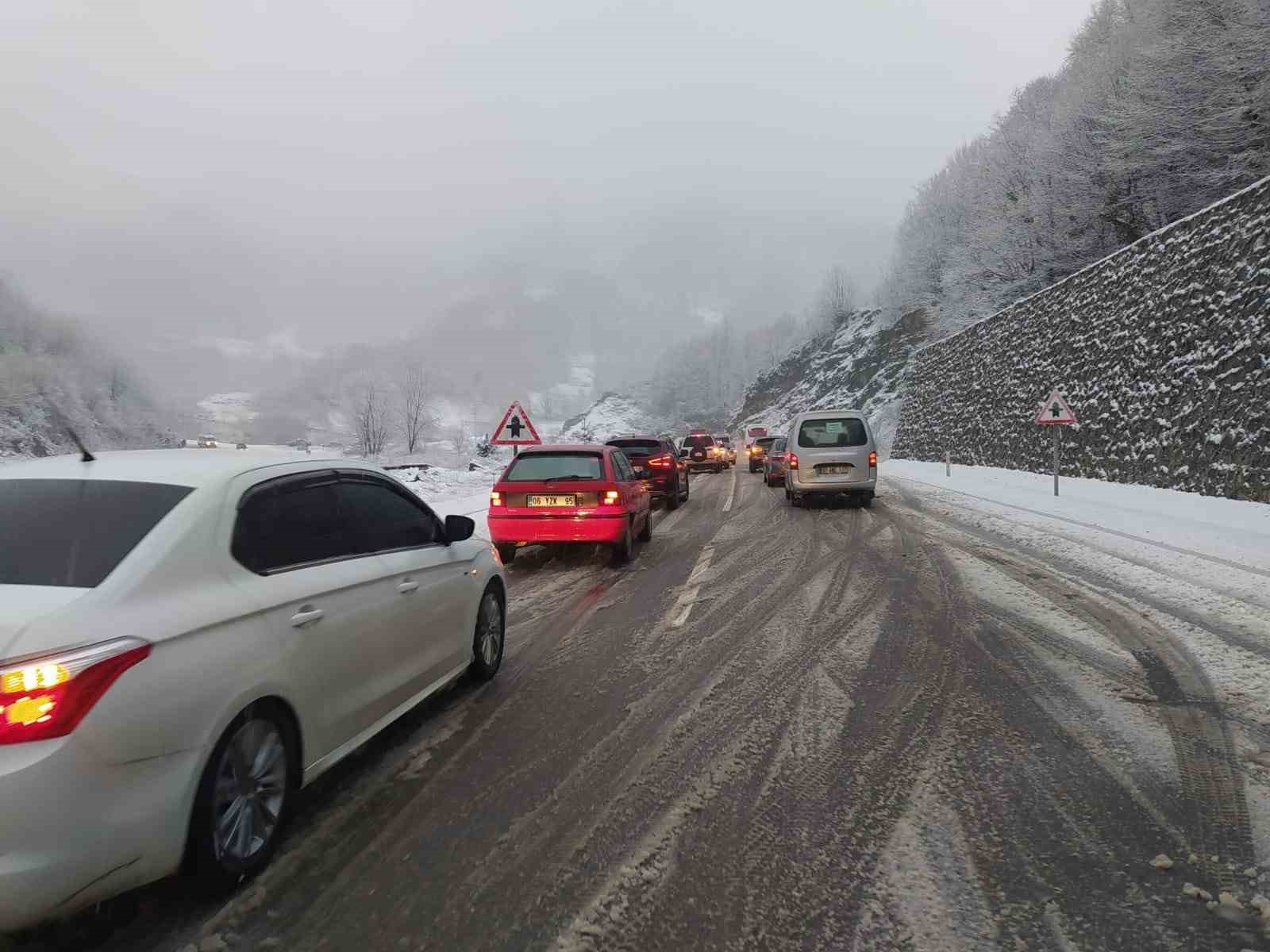 Zonguldak’ta Kar Yağışıyla Birlikte Karayolunda Uzun Araç Kuyrukları Oluştu