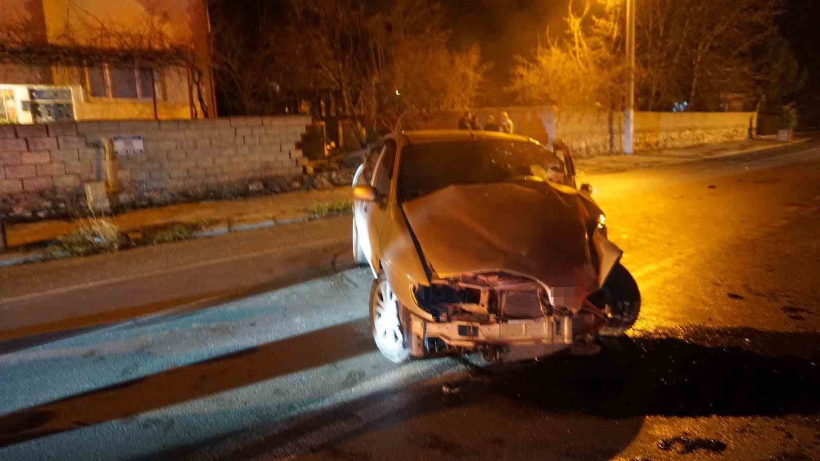 Burdur’da kaza: Otomobil bahçe duvarına çarptı, 2 kişi yaralandı.