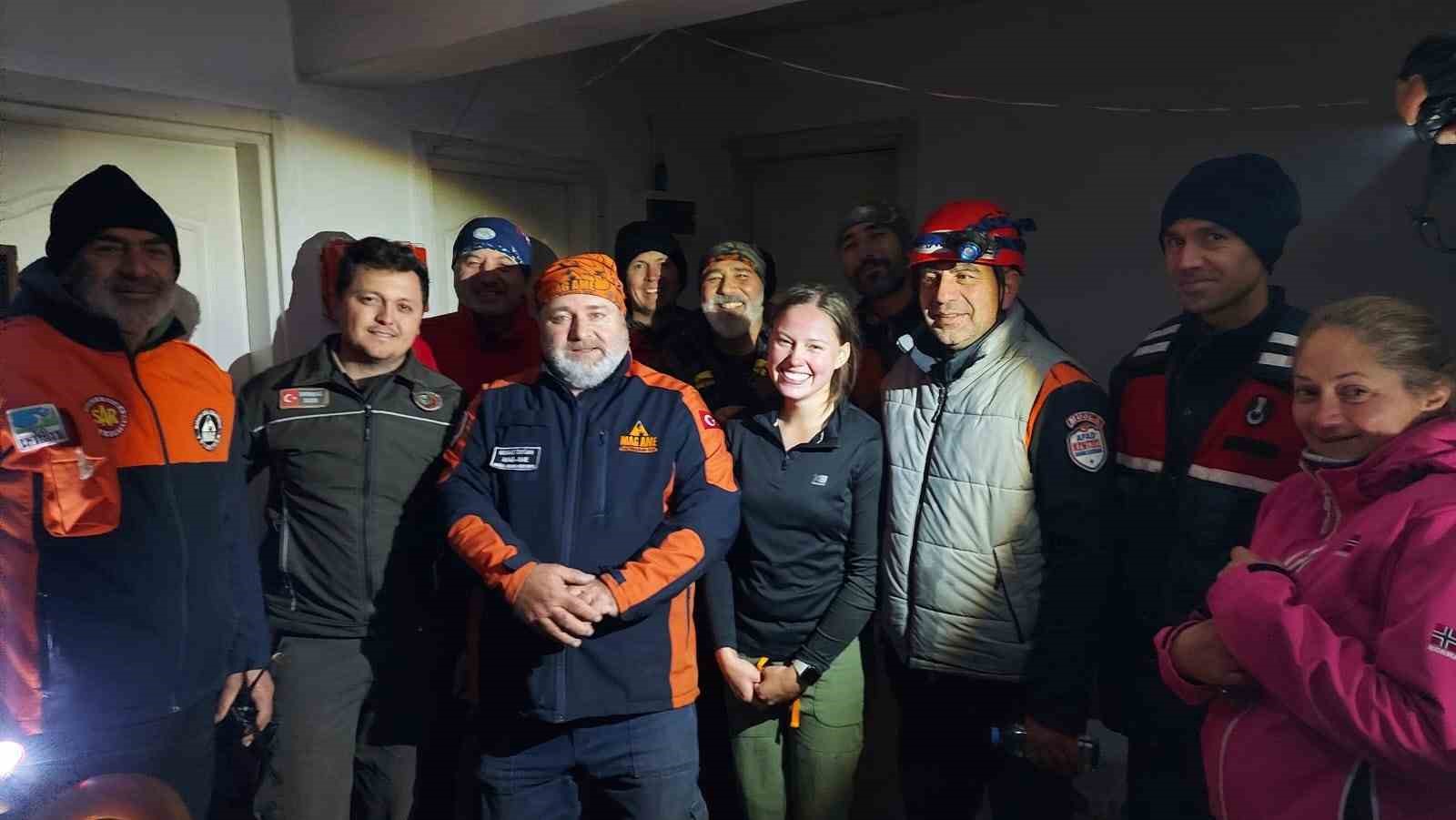 Seydikemer’de dağda mahsur kalan bir Amerikalı turist, kahramanların yardımıyla kurtarıldı.