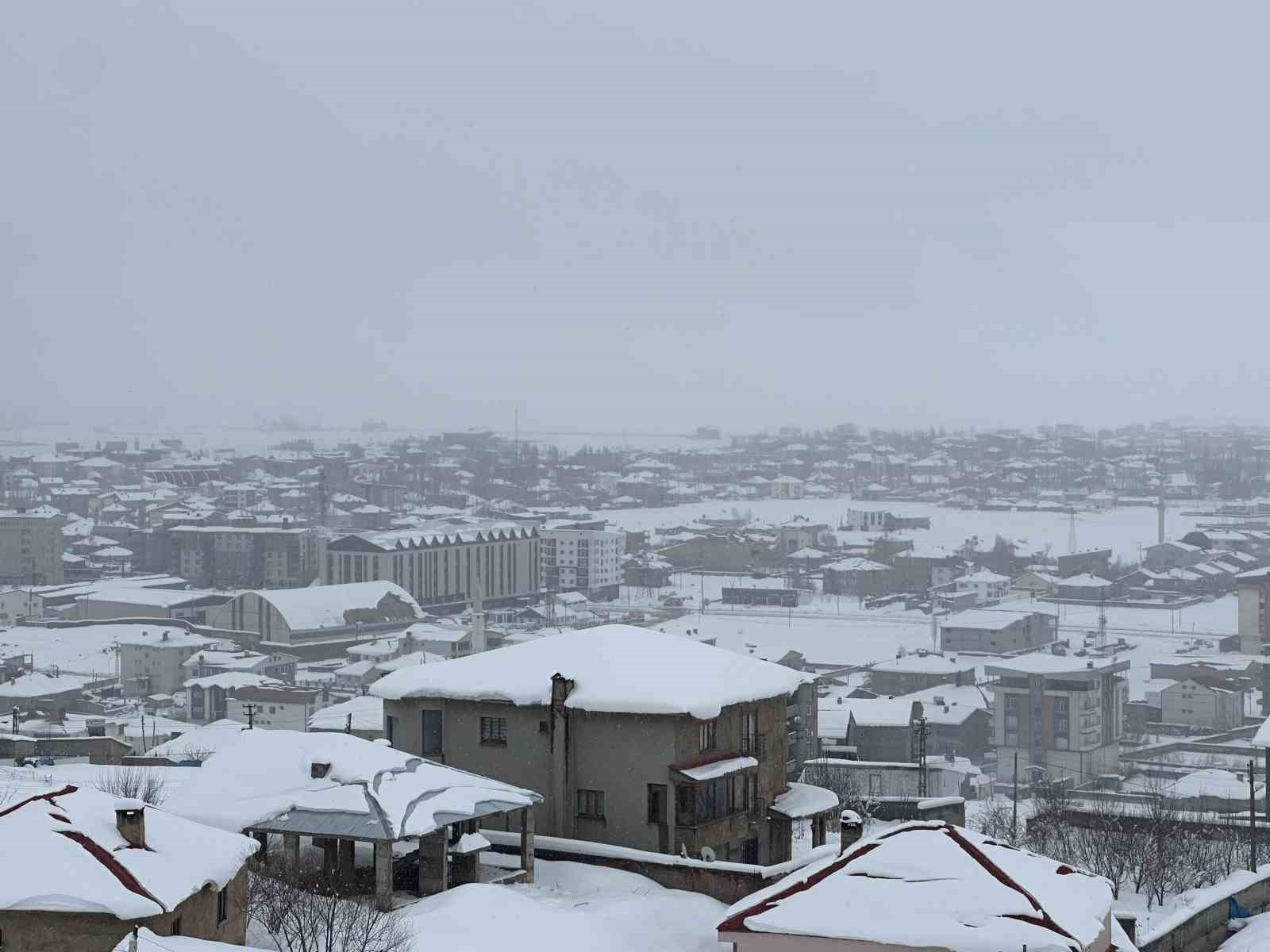 Yüksekova ilçesinde hava muhalefeti nedeniyle uçak seferleri yapılamıyor