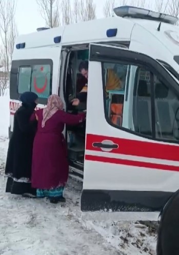 Muradiye’de sağlık ekiplerinin acil hasta kurtarma operasyonu gerçekleştirdiği özgün haber.