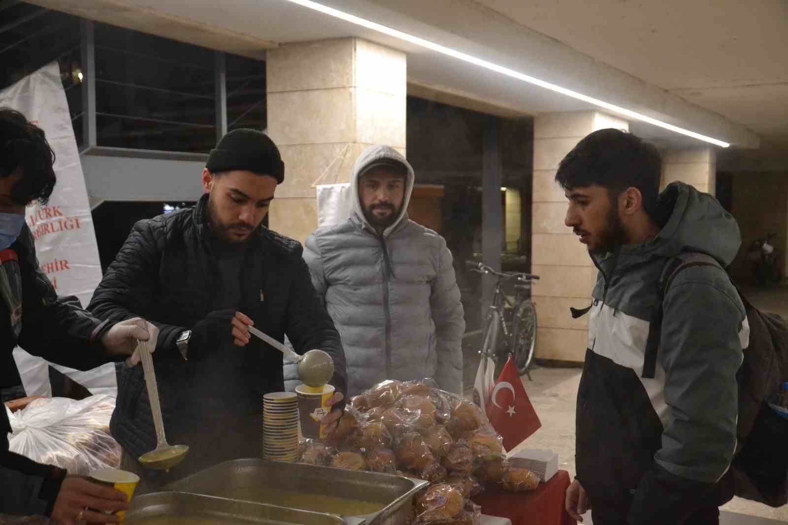 Üniversite öğrencilerine final haftasında sıcacık çorba ikramı yapıldı