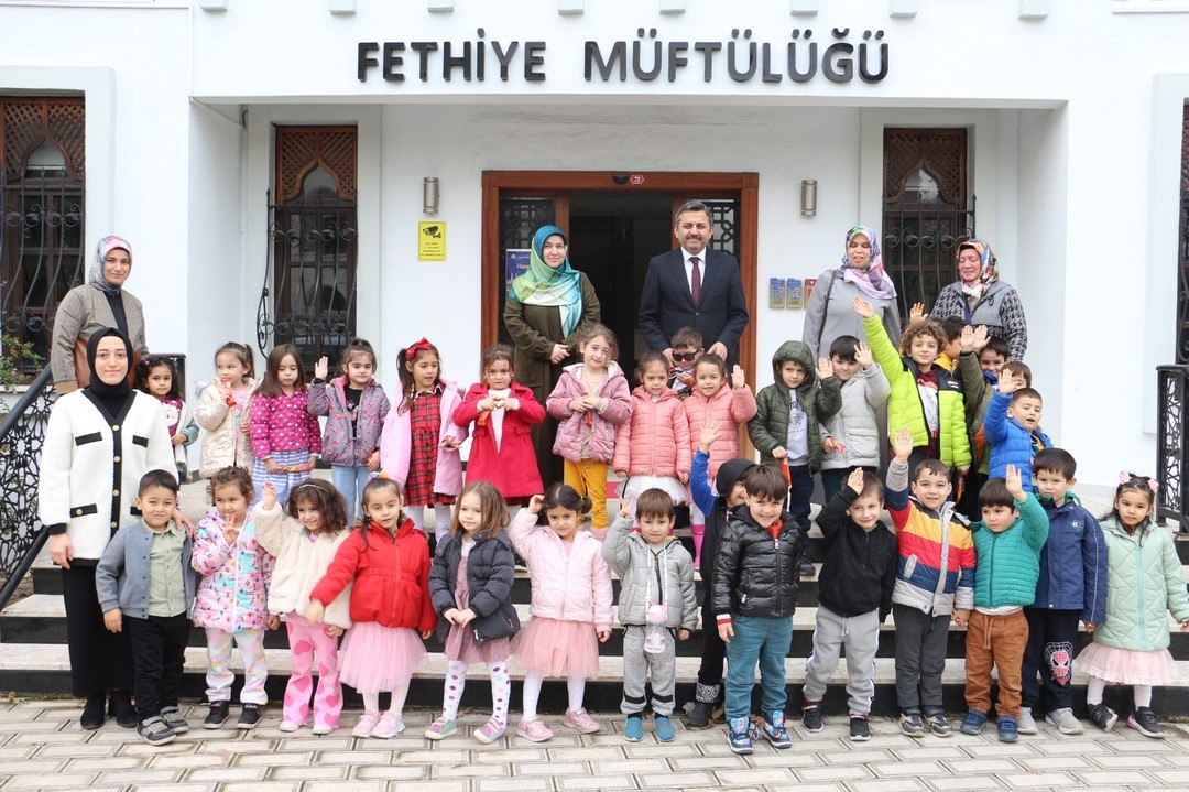 Fethiyeli çocuklar Filistin için kumbaralarını açtı