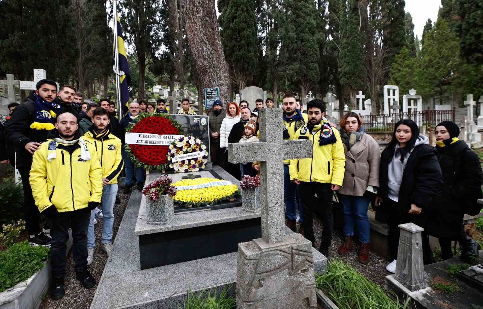 Futbol efsanesi Lefter Küçükandonyadis, mezarı başında anıldı