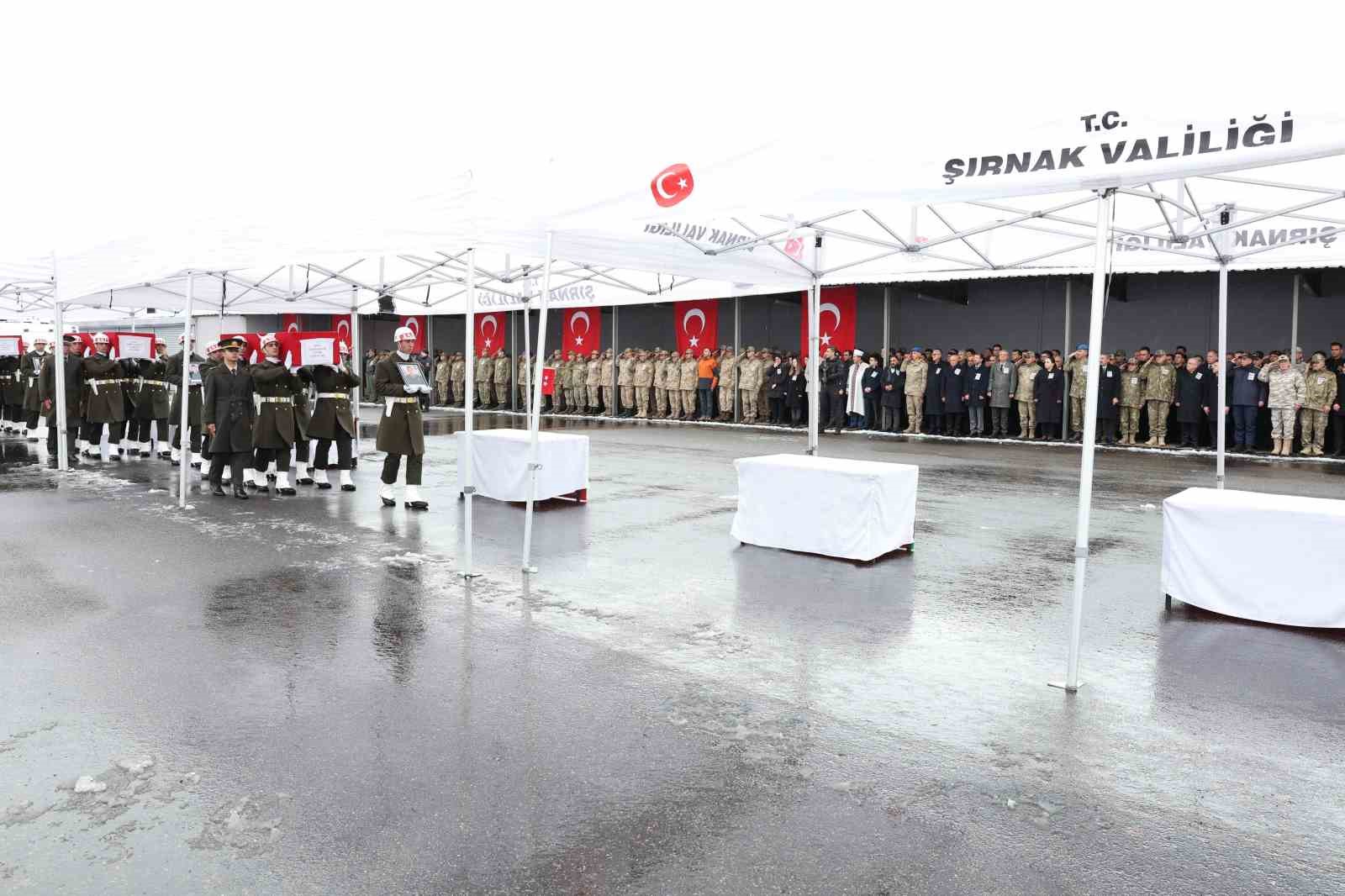 Bakan Güler ve TSK Komuta Kademesi, şehit askerler için yapılan törene iştirak etti