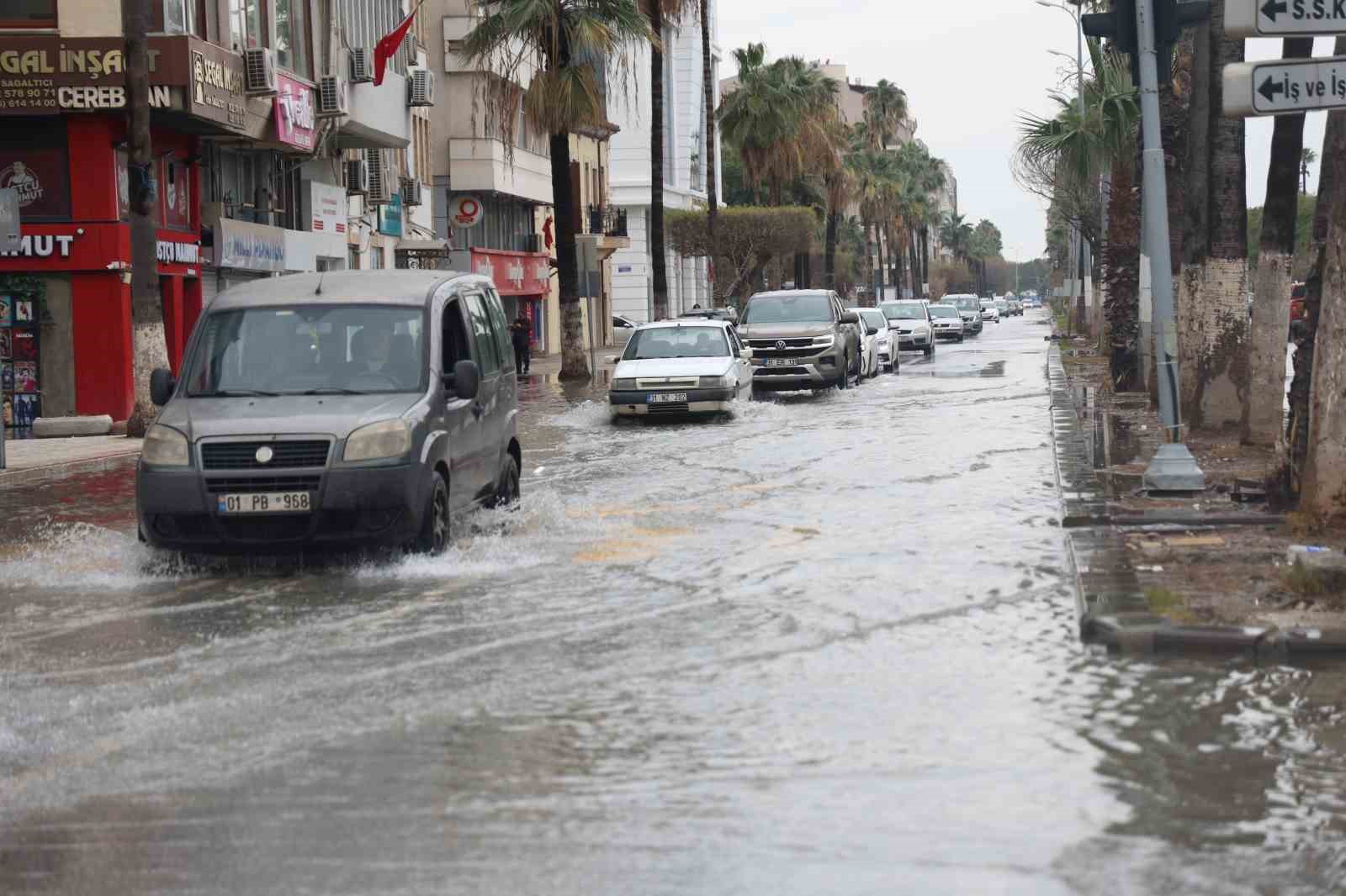 İskenderun’da yoğun yağışlar esnafı olumsuz etkiledi