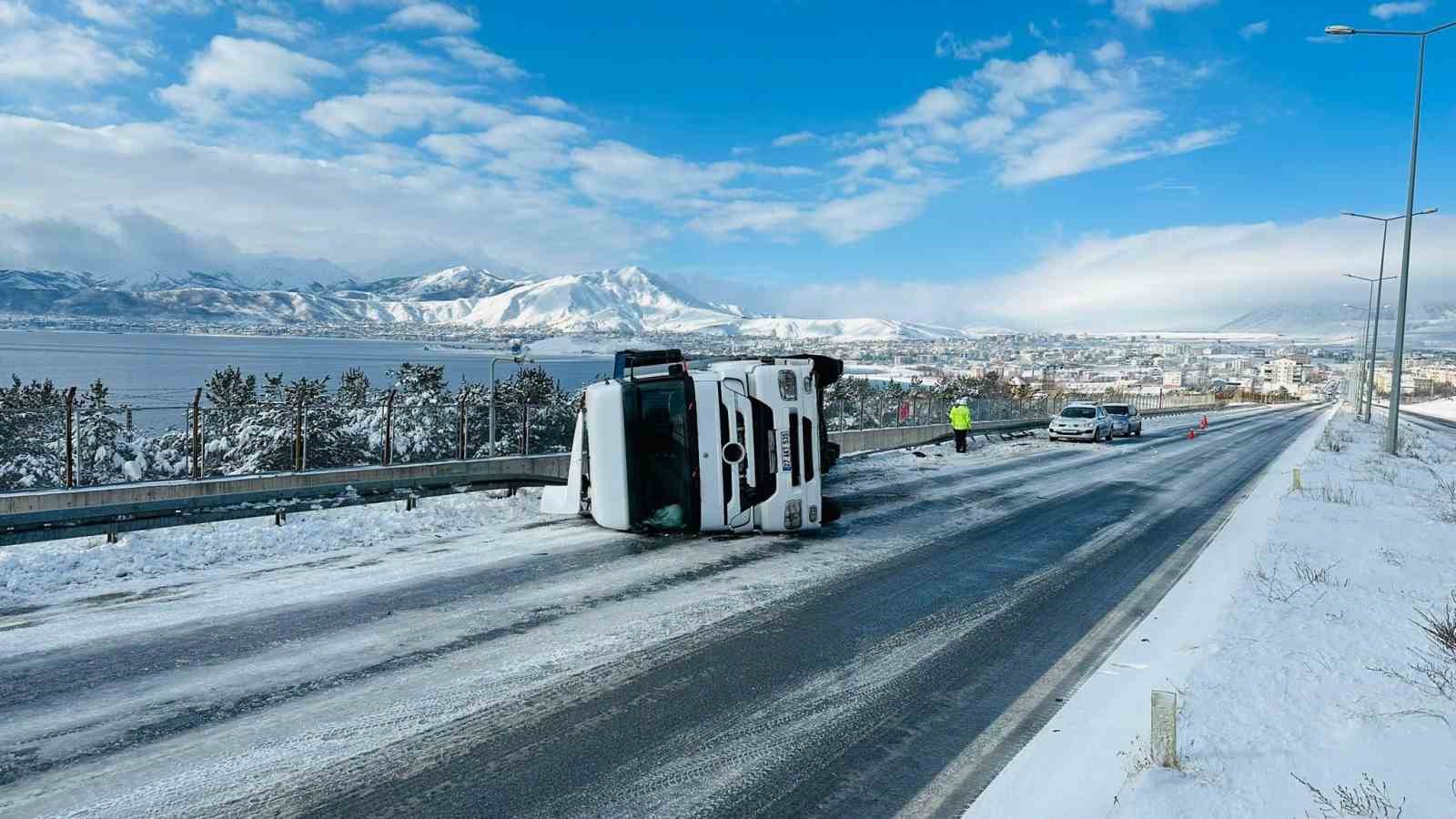 TIR kazası Bitlis’te meydana geldi: 3 kişi yaralandı