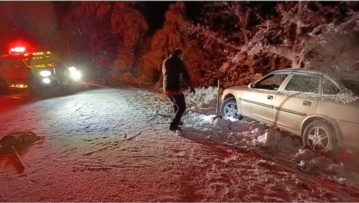 Ekiplerin müdahalesiyle, yolda mahsur kalan 2 araç kurtarıldı