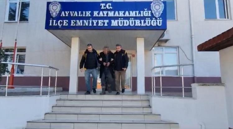 Ayvalık’ta hapis cezası bulunan firari polis, 21 yıl 6 ay cezasından kaçamadı.