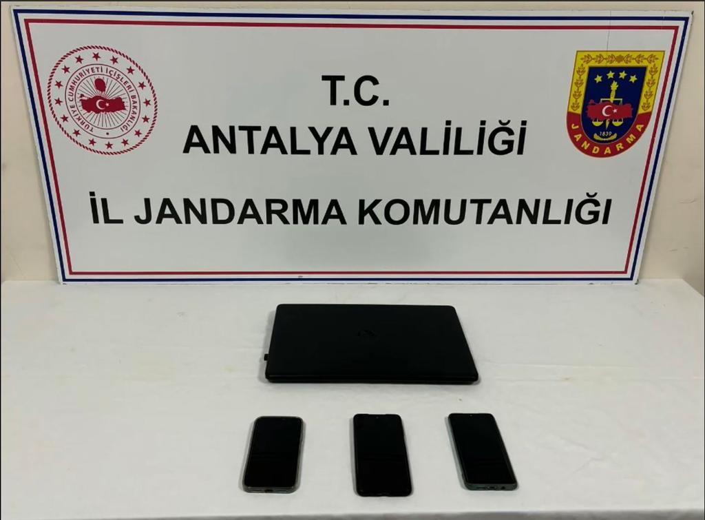 Jandarma, sahte hesaplarla gerçekleştirdikleri dolandırıcılıkla 3 milyon TL’yi kaptıran suçluları yakaladı.