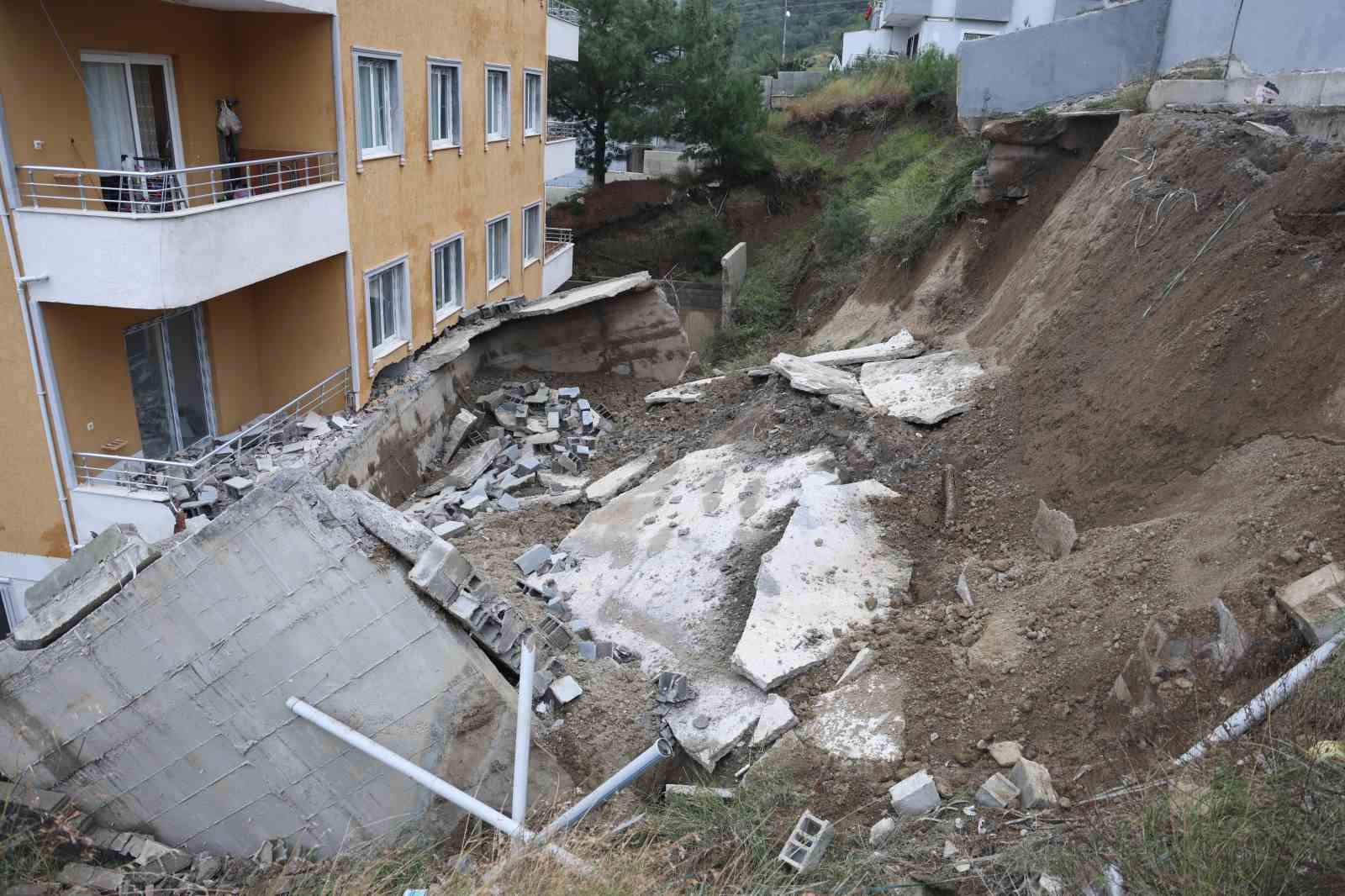 Yağışlarla birlikte Hatay’da 5 katlı bina için tehlike anı: İstinat duvarı çöktü!