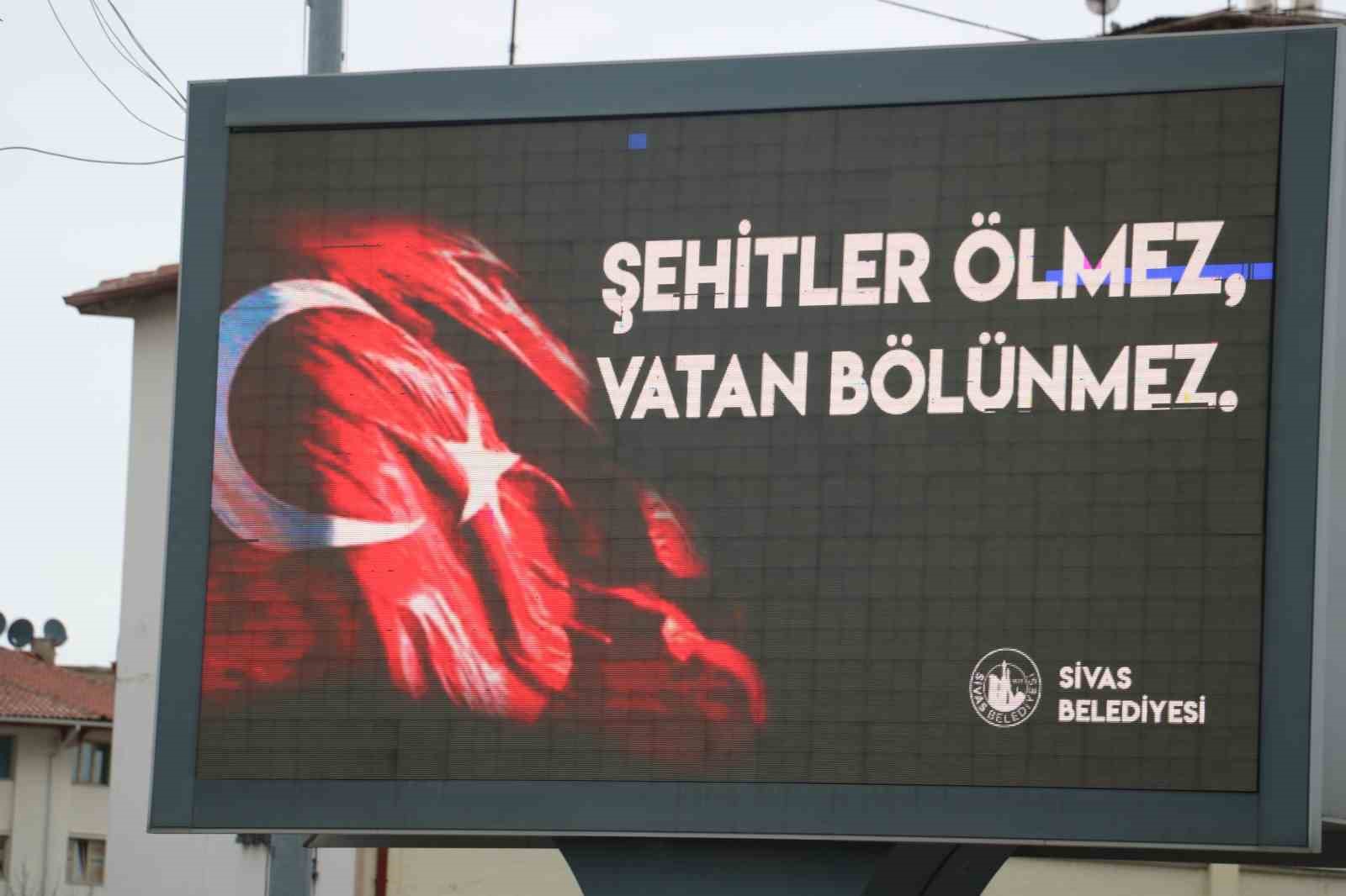 Sivas’ta tabelalara ve kalplere işlendi: “Vatan bir olur, şehitler ölmez”