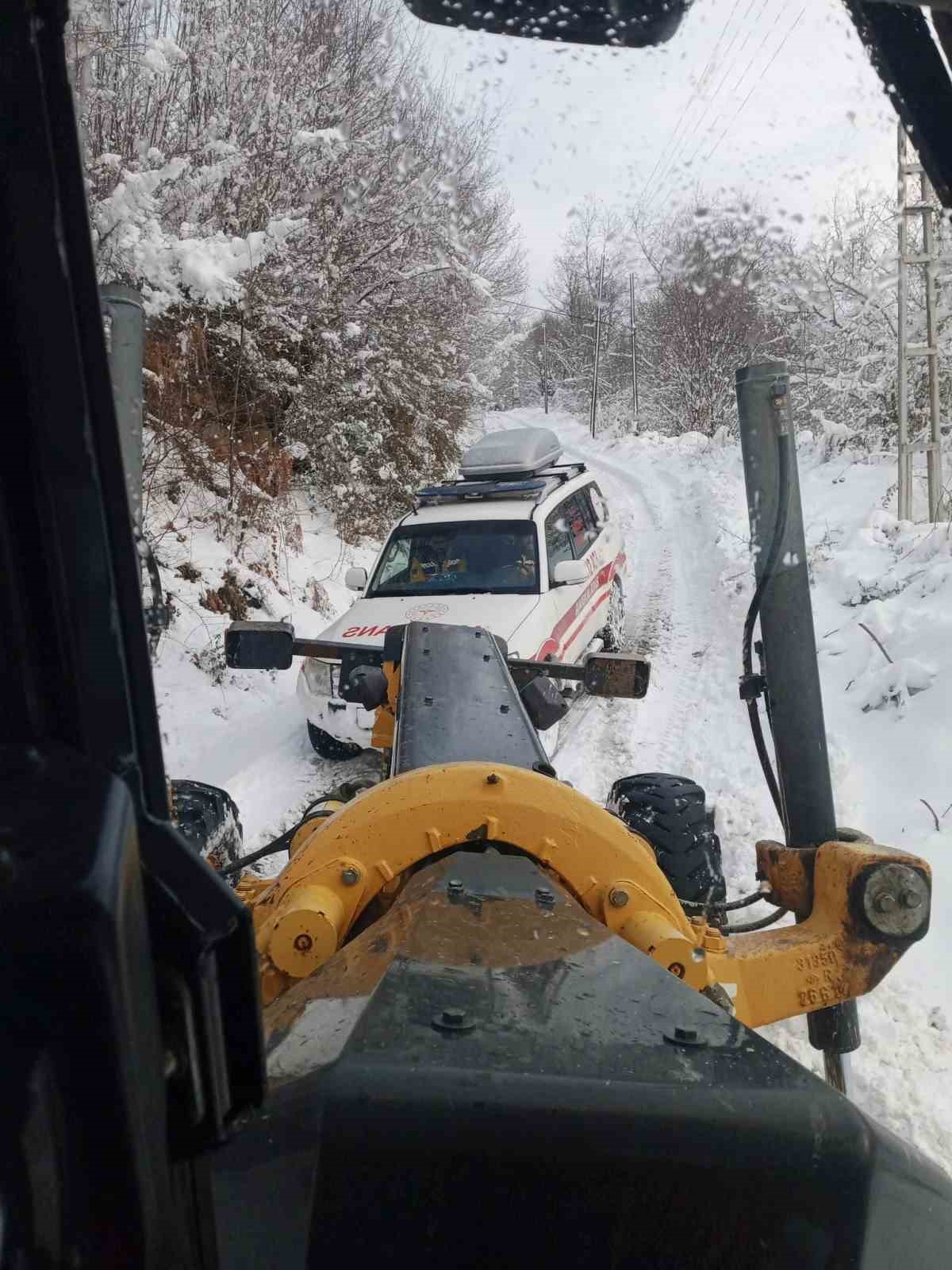 Sinop’ta karla kaplı yol açılarak hasta kurtarıldı