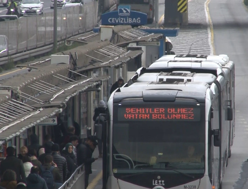 İstanbul’da toplu taşıma araçlarının yol tabelalarında “Şehitler Ölmez, Vatan Bölünmez” ifadesi yer aldı