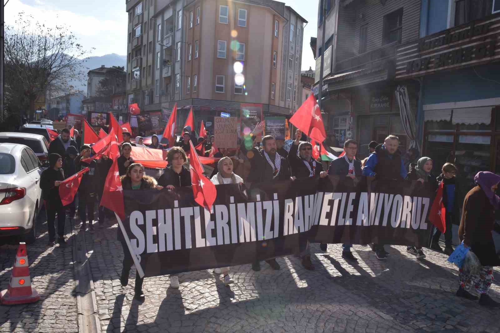 Sındırgı halkı, şehitlere saygı ve Gazze için acil ateşkes çağrısıyla yürüyüş düzenledi