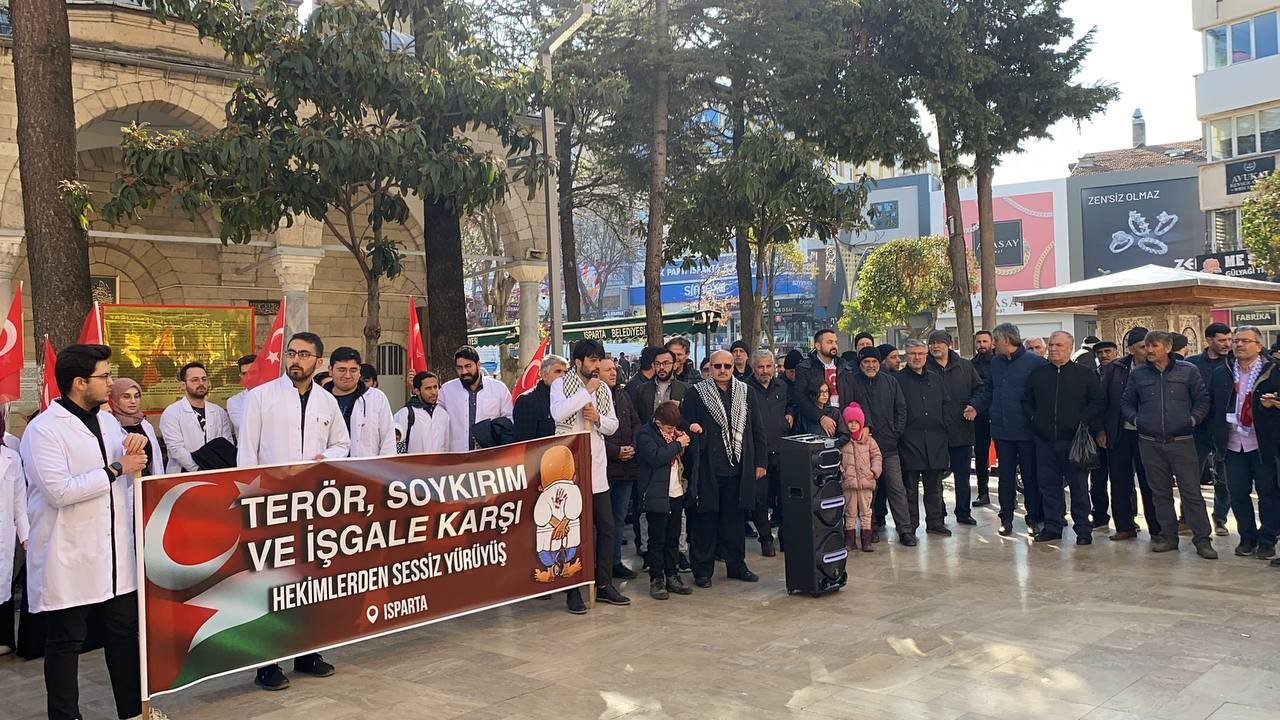 Isparta’da şehitler ve Filistin için sağlık çalışanlarından bir yürüyüş