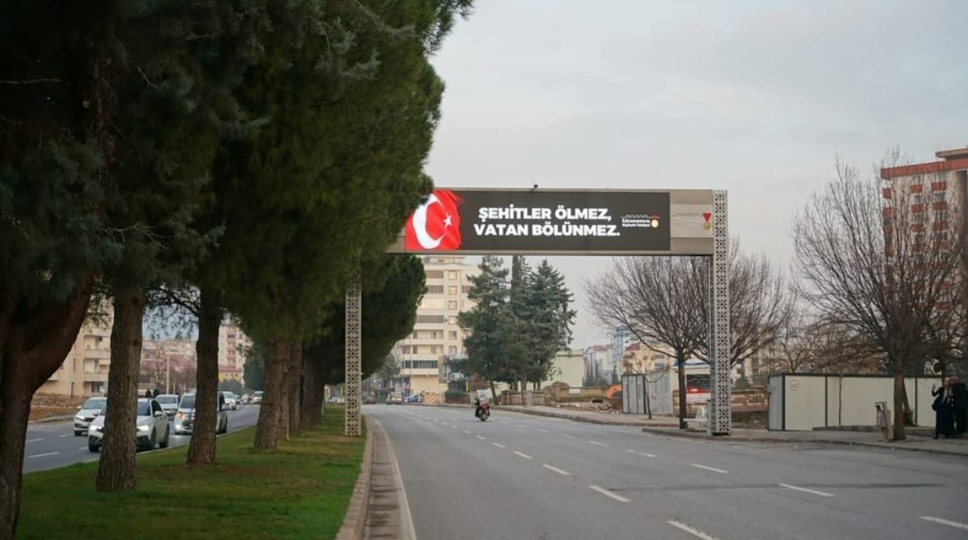 Kahramanmaraş’ta led ekranlarda “Şehitler Yaşar, Vatan Bölünmez” yazısı yürekleri dağladı