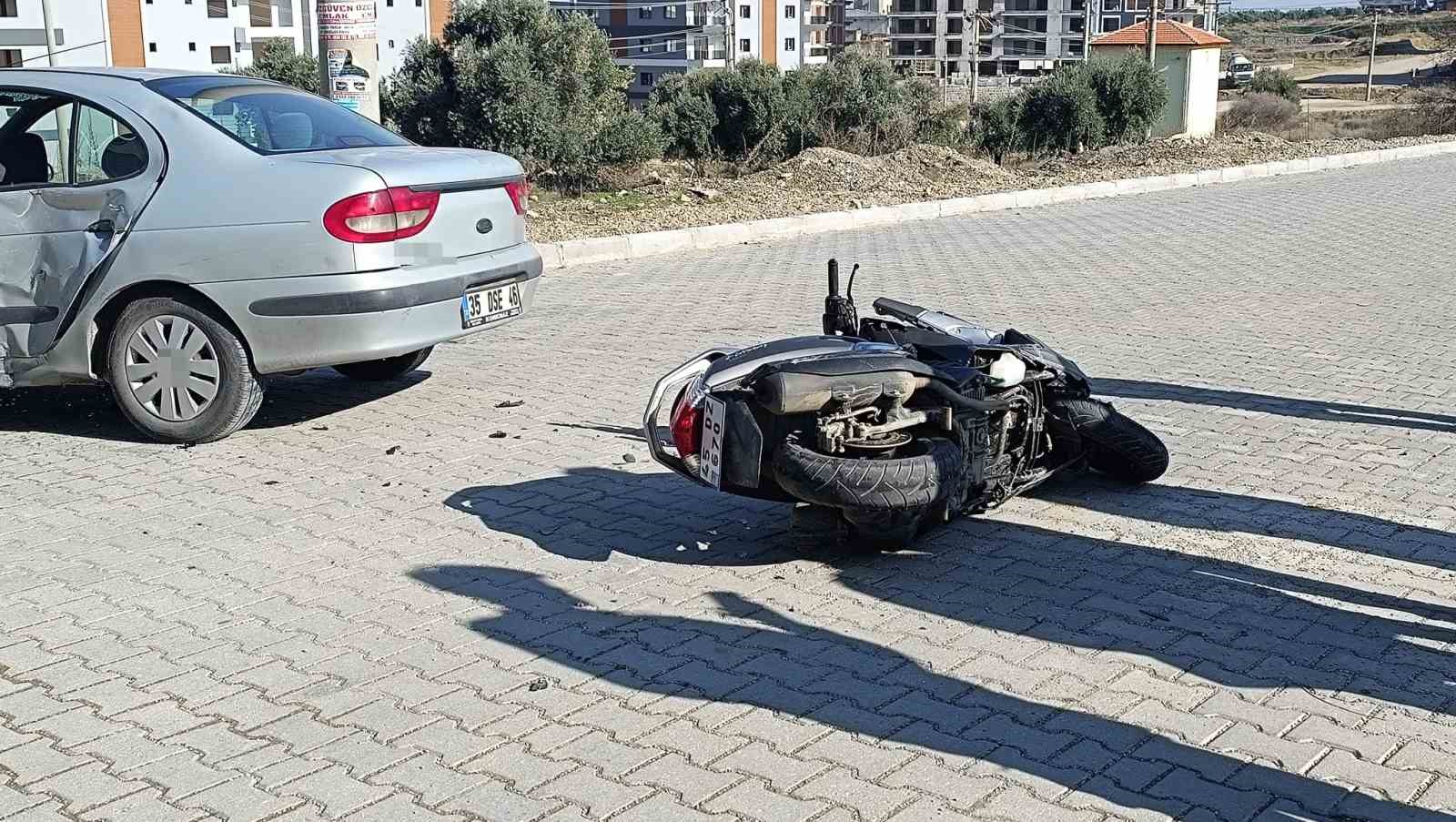 Motosiklet ve otomobil çarpıştı! Kaza anı güvenlik kamerasına yansıdı, 2 kişi yaralandı.