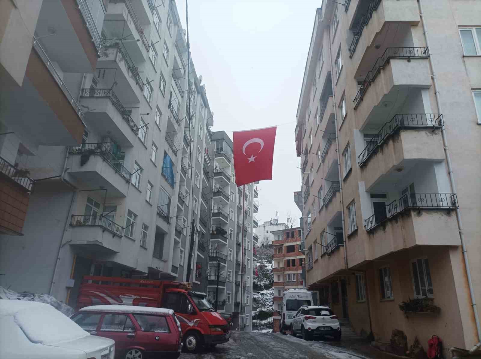 Vatanını seven binlerce kişi, şehidini memleketinde karşıladı